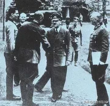 施陶芬伯格想用炸弹一次性炸死纳粹三位头脑人物