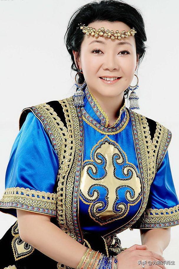 她是中国电视剧史上第一位大满贯视后，“母亲专业户”的鼻祖，黄